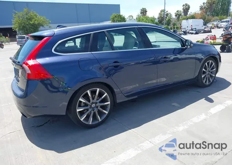 2015 Volvo V60 T5 Premier z USA, uszkodzony, nr VIN YV140MEKXF1252046